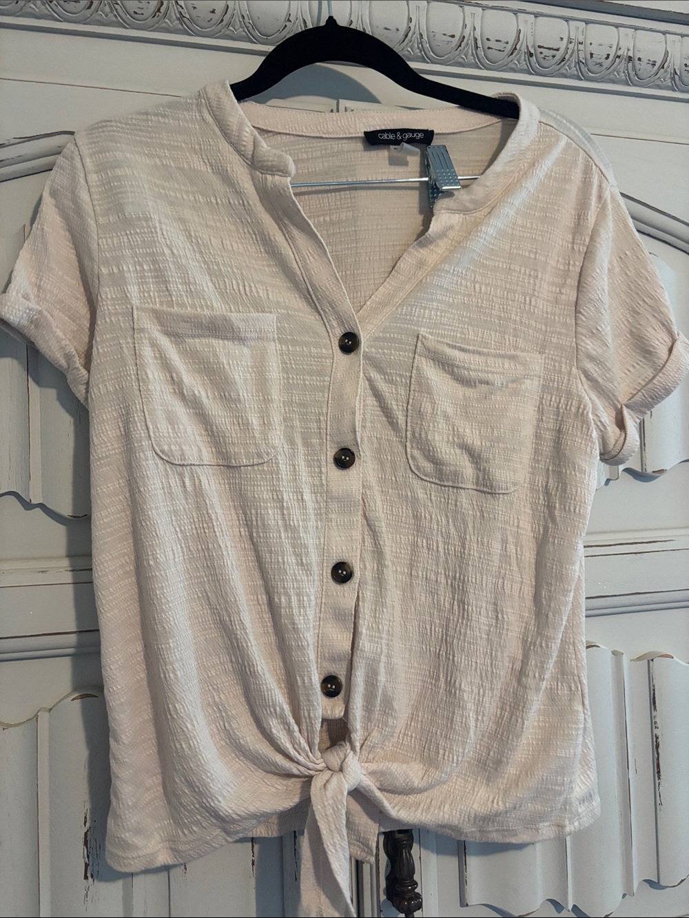 Cable & Gauge Cream Button-Front Tie-Hem Short Sleeve Top